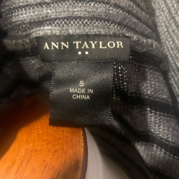 Ann Taylor  cardigan - Picture 3 of 5